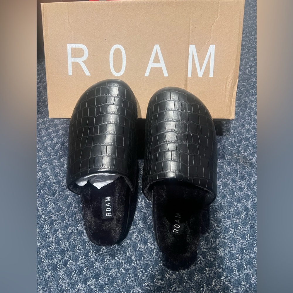 ROAM Black Croc-Embossed Slippers